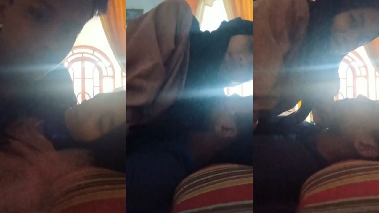 Bokep SMP ABG Jilbab Mesum Sama Pacar di Ruang Tamu